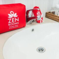 Отель ZEN Rooms Soi Sribumphen Бангкок ванная