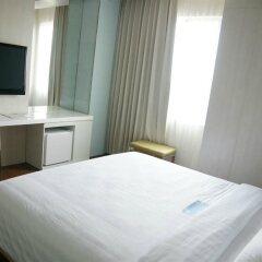 Отель Mercure Surabaya Manyar Индонезия, Сурабая - отзывы, цены и фото номеров - забронировать отель Mercure Surabaya Manyar онлайн комната для гостей фото 5
