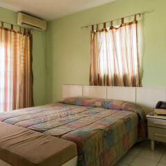 Отель Rooms On the Hip Strip - Montego Bay комната для гостей фото 5