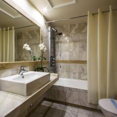 Dekelia Hotel ванная