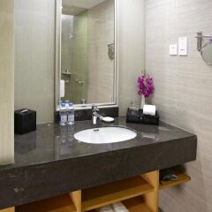Отель Ramada Plaza Shanghai Pudong Airport Китай, Шанхай - отзывы, цены и фото номеров - забронировать отель Ramada Plaza Shanghai Pudong Airport онлайн ванная
