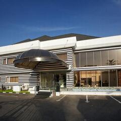 Summerset Continental Hotel Maitama парковка