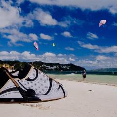Отель Isla Kitesurfing Guesthouse Филиппины, остров Боракай - 1 отзыв об отеле, цены и фото номеров - забронировать отель Isla Kitesurfing Guesthouse онлайн пляж фото 2
