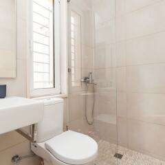 Отель Lux apt w/ Acropolis view Афины ванная фото 2