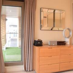 Отель Charming 2 Bedroom Apartment Next to Maltby Market Великобритания, Лондон - отзывы, цены и фото номеров - забронировать отель Charming 2 Bedroom Apartment Next to Maltby Market онлайн комната для гостей фото 4