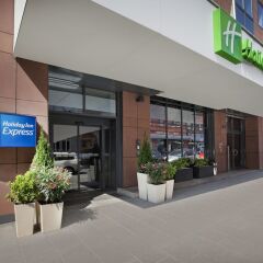 Отель Holiday Inn Express Frankfurt City Hauptbahnhof вид на фасад фото 2