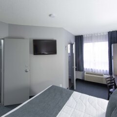 Отель Travelodge Hotel by Wyndham Montreal Centre Канада, Монреаль - отзывы, цены и фото номеров - забронировать отель Travelodge Hotel by Wyndham Montreal Centre онлайн удобства в номере фото 2