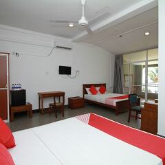 OYO 246 Roy Villa Beach Hotel Галле фото 9