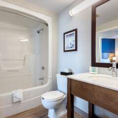 Отель Quality Suites Quebec City Канада, Квебек - отзывы, цены и фото номеров - забронировать отель Quality Suites Quebec City онлайн ванная