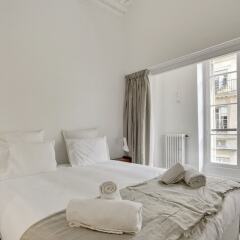 Отель Extraordinary Apt 6 Pers Louvre Франция, Париж - отзывы, цены и фото номеров - забронировать отель Extraordinary Apt 6 Pers Louvre онлайн комната для гостей фото 2