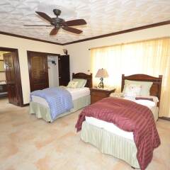 Отель Dukes Hideaway, Silver Sands 6BR комната для гостей