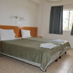 DebbieXenia Hotel Apartments комната для гостей