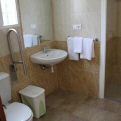 Отель Hostal Kokkola Испания, Фуэнхирола - отзывы, цены и фото номеров - забронировать отель Hostal Kokkola онлайн ванная фото 2