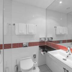 Отель Holiday Inn Munich - Leuchtenbergring Германия, Мюнхен - 3 отзыва об отеле, цены и фото номеров - забронировать отель Holiday Inn Munich - Leuchtenbergring онлайн ванная фото 2