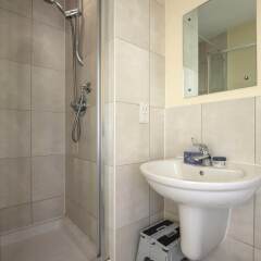 Отель Lovely 2- Bed Flat in North London Великобритания, Лондон - отзывы, цены и фото номеров - забронировать отель Lovely 2- Bed Flat in North London онлайн ванная фото 2
