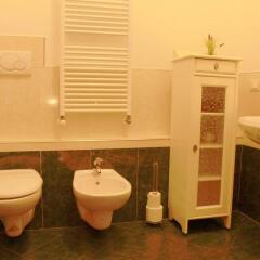 Отель The Charm Suites ванная