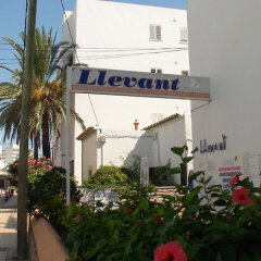Отель Apartamentos Llevant фото 2