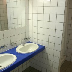Отель Génération Europe Youth Hostel Бельгия, Брюссель - 2 отзыва об отеле, цены и фото номеров - забронировать отель Génération Europe Youth Hostel онлайн ванная фото 2