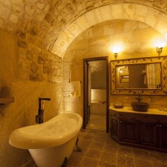 Отель Kayakapi Premium Caves Cappadocia ванная фото 2