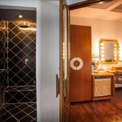 Отель Tango Beach Resort сейф в номере