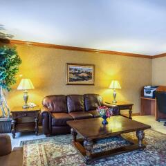 Отель Clarion Inn and Summit Center интерьер отеля фото 2