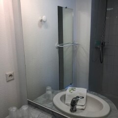 Отель CouettHotel Saint Jean dAngély Франция, Сен-Жан-д'Анжели - отзывы, цены и фото номеров - забронировать отель CouettHotel Saint Jean dAngély онлайн ванная фото 2