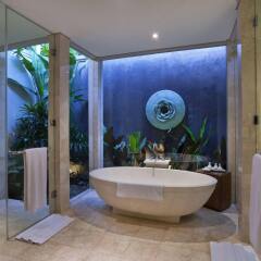 Отель White Rose Kuta Resort, Villas & Spa ванная фото 3