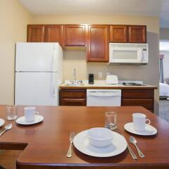 Отель GrandStay Residential Suites - Eau Claire в номере фото 2