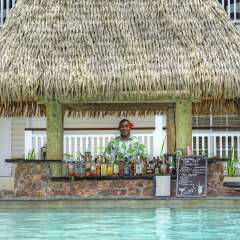 Отель Malolo Island Resort бассейн