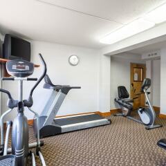 Отель Clarion Inn and Summit Center фитнесс-зал фото 2