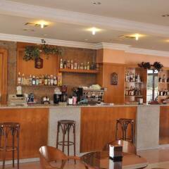 Отель Hostal Mourelos гостиничный бар