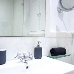 Отель Central And Elegant Apt In Athens Афины ванная