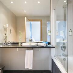 Отель TRYP Barcelona Aeropuerto Hotel Испания, Эль-Прат-де-Льобрегат - 7 отзывов об отеле, цены и фото номеров - забронировать отель TRYP Barcelona Aeropuerto Hotel онлайн ванная фото 2