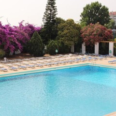 Отель Ramada by Wyndham Lisbon бассейн