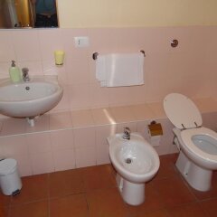 Отель Agora Hostel Италия, Помпеи - отзывы, цены и фото номеров - забронировать отель Agora Hostel онлайн ванная фото 2