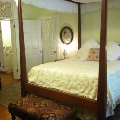 Отель Corners Mansion Inn- A Bed & Breakfast комната для гостей
