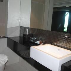 Отель Inn Place Serviced Residence ванная фото 2