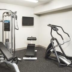 Отель Country Inn & Suites Columbus Airport фитнесс-зал