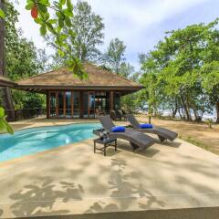 Отель Koh Jum Beach Villas бассейн