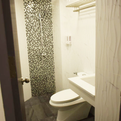Отель Family Suite Room Pratunam Бангкок ванная