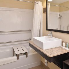 Отель Comfort Suites East ванная