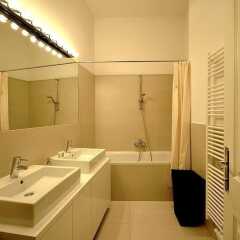 Апартаменты Vienna Residence Spacious & Tasteful Apartment in the 3rd District Вена ванная