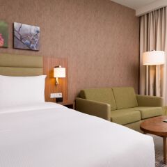 Гостиница Hilton Garden Inn Orenburg в Оренбурге 6 отзывов об отеле, цены и фото номеров - забронировать гостиницу Hilton Garden Inn Orenburg онлайн Оренбург комната для гостей фото 3