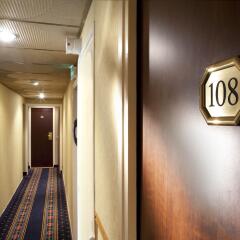 Отель The Originals Hotels Paris Paix République Париж интерьер отеля