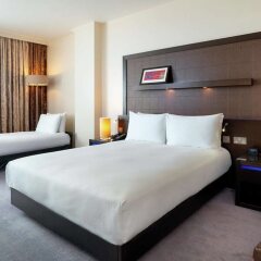 Отель Hilton London Canary Wharf сейф в номере