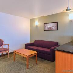 Отель La Quinta Inn & Suites Tulare комната для гостей фото 5