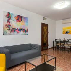 Отель Spacious & Quiet 4 Bedroom Apartment Испания, Барселона - отзывы, цены и фото номеров - забронировать отель Spacious & Quiet 4 Bedroom Apartment онлайн комната для гостей фото 5