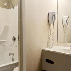 Отель Days Inn by Wyndham Trois-Rivieres ванная фото 2