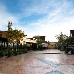 Отель Ploy Khumthong Boutique Resort Бангкок парковка
