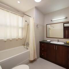 Апартаменты Poonsa Serviced Apartment ванная фото 2